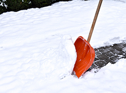 Déneigement avec une pelle