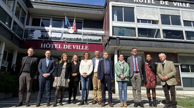 Les signataires de la convention habitat inclusif posent devant l'hôtel de ville